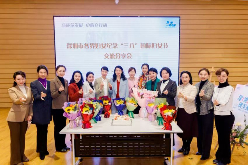 4.jpg FILMBASE's Lanlan Yuan poses for a photo with members of the Longgang Women's Federation.jpg