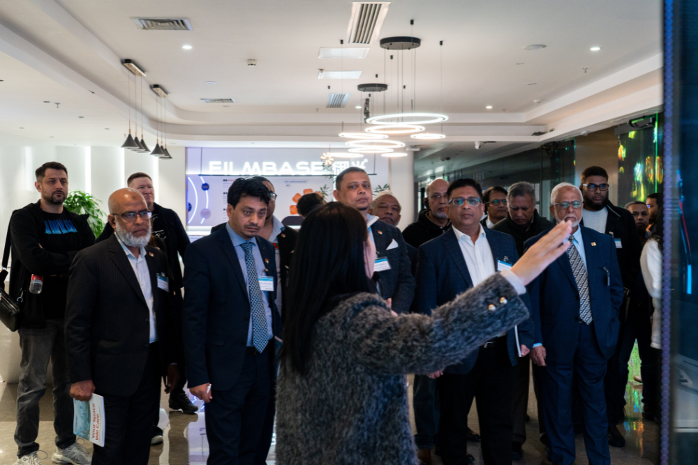 Bangladesh Business Delegation Learn About Media Glass.png