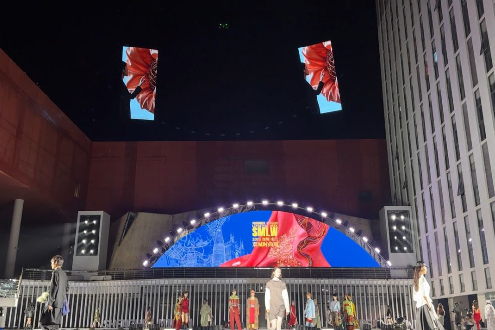 FILMBASE Flying Display Powers the Shenzhen-Milan Twin-City Fashion Week